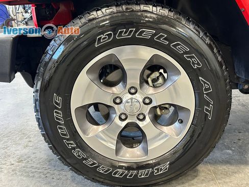 Used 2018 Jeep Wrangler Sahara w/ Connectivity Group AWD/4WD image 19