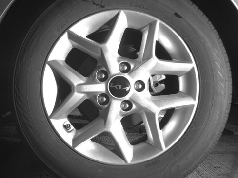 Used 2025 Kia Soul LX w/ LX Technology Package FWD image 17