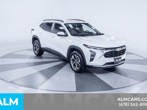 Used 2025 Chevrolet Trax LT FWD image 14