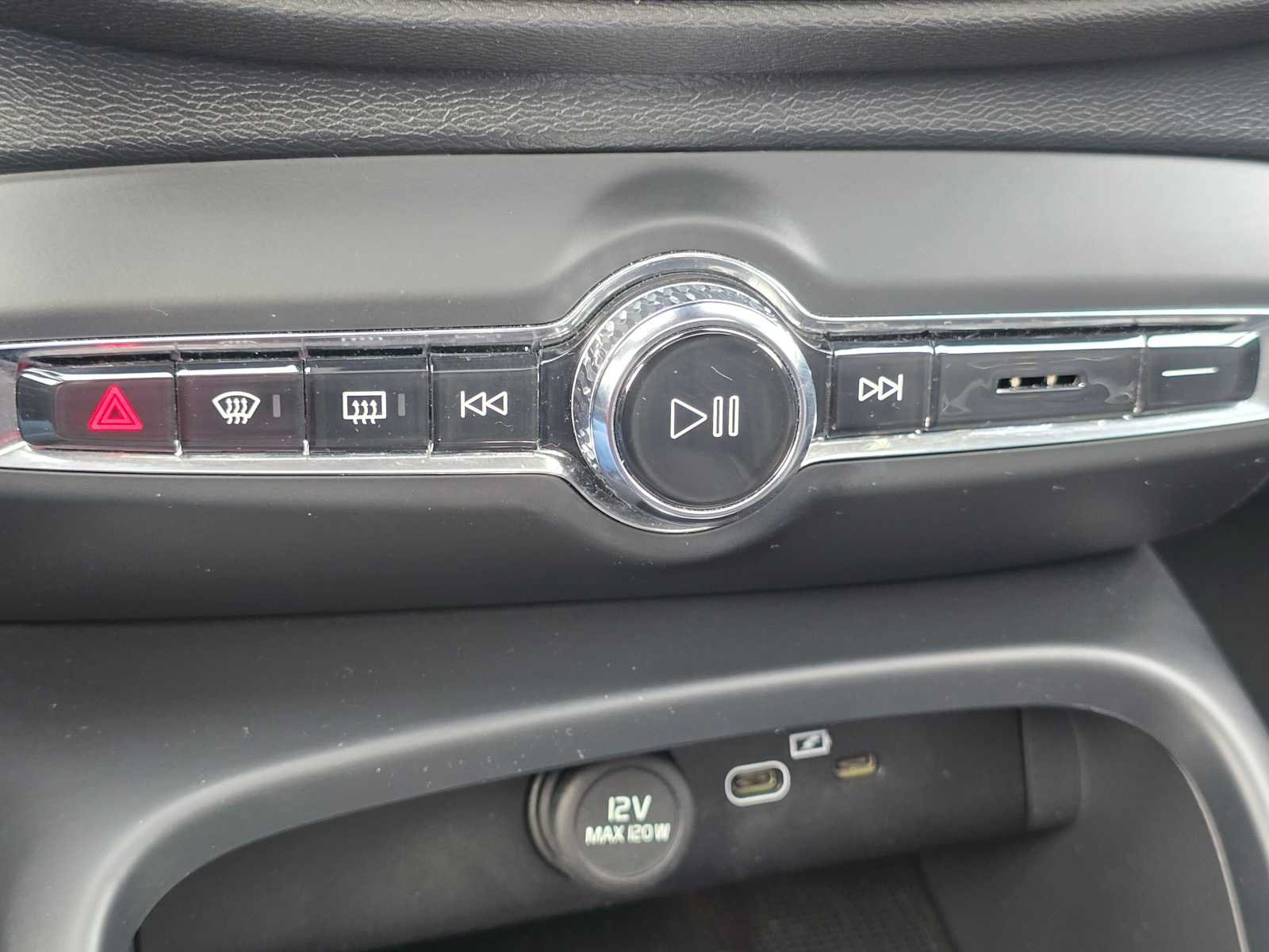Certified 2024 Volvo XC40 B5 Plus w/ Protection Package Premier AWD/4WD image 30