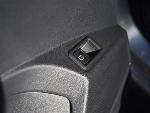 Certified 2023 Volkswagen Taos SE image 9