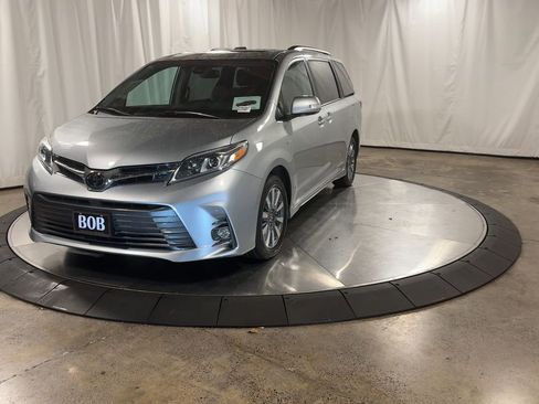 Used 2020 Toyota Sienna Limited image 4
