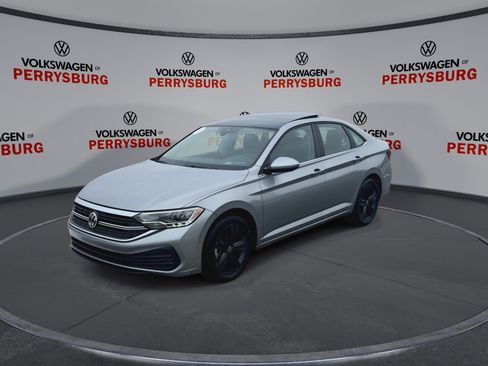 Used 2022 Volkswagen Jetta SE w/ Panoramic Sunroof Package image 4