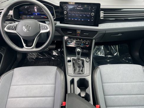 Used 2025 Volkswagen Jetta SE FWD image 10