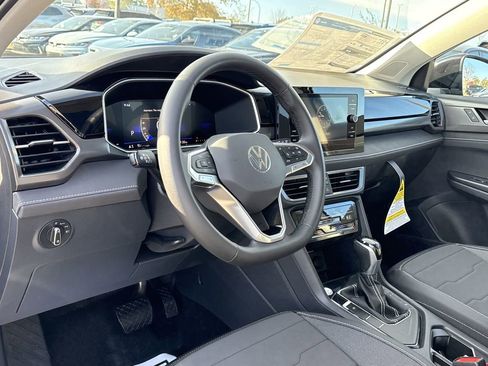 New 2026 Volkswagen Taos SE image 10
