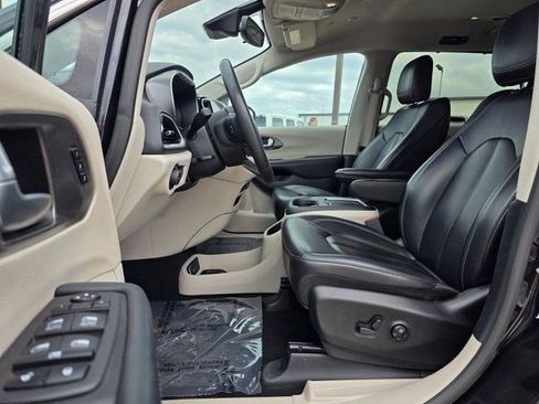 Certified 2023 Chrysler Pacifica Touring-L FWD image 23