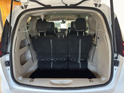 Used 2024 Chrysler Pacifica Touring-L image 20