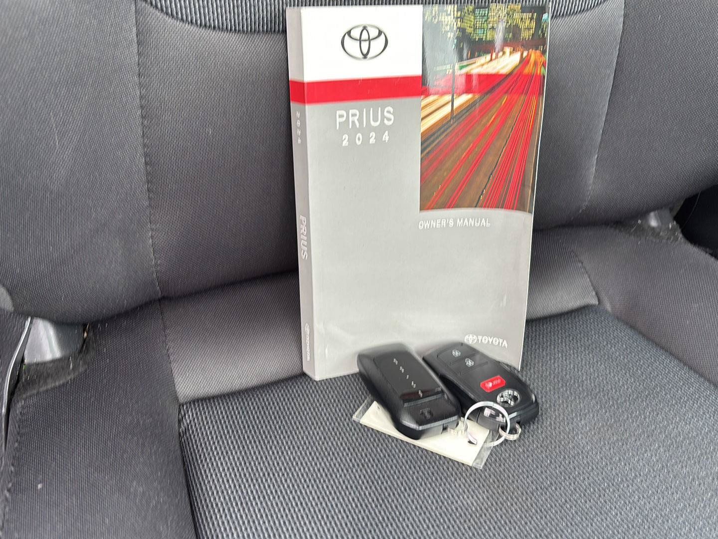 Used 2024 Toyota Prius LE FWD image 14