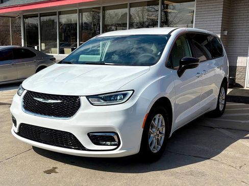 Used 2024 Chrysler Pacifica Touring-L image 8