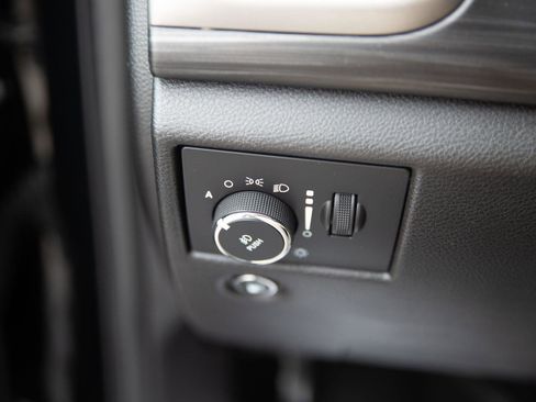 Used 2021 Jeep Grand Cherokee Laredo image 18