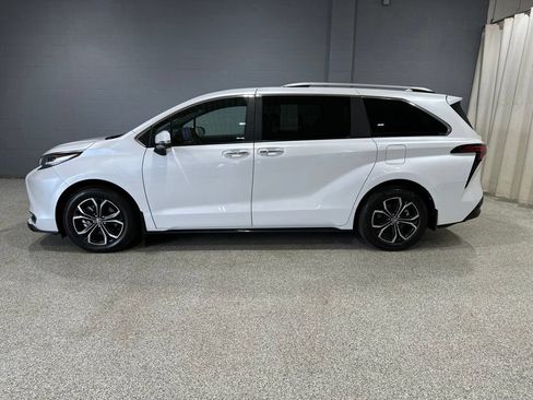 Certified 2025 Toyota Sienna Platinum AWD/4WD image 6