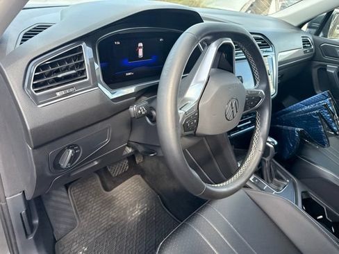 Used 2022 Volkswagen Tiguan SE FWD image 16