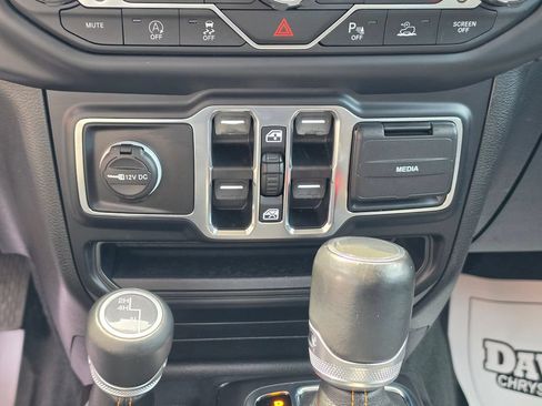 Used 2022 Jeep Gladiator Overland AWD/4WD image 25