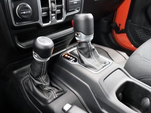 Used 2020 Jeep Wrangler Unlimited Sahara w/ Uconnect 4C Nav & Sound Group AWD/4WD image 24