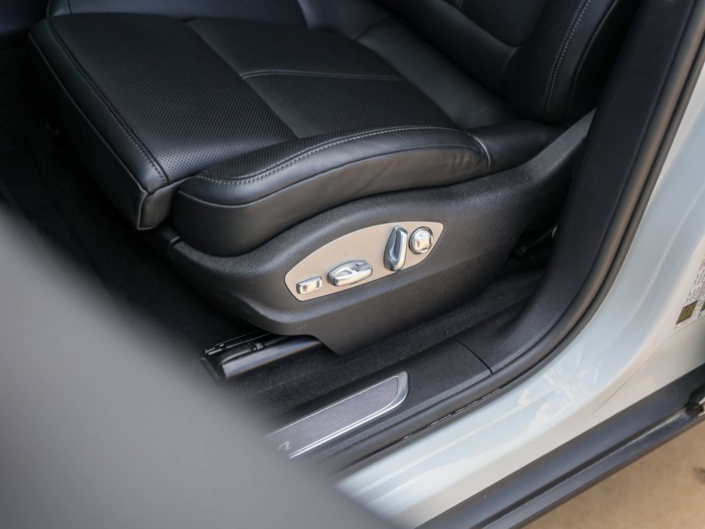 Certified 2026 Porsche Macan AWD/4WD image 16