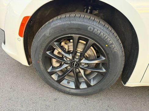 Used 2020 Chrysler Pacifica Touring-L w/ Advanced Safetytec Group image 9