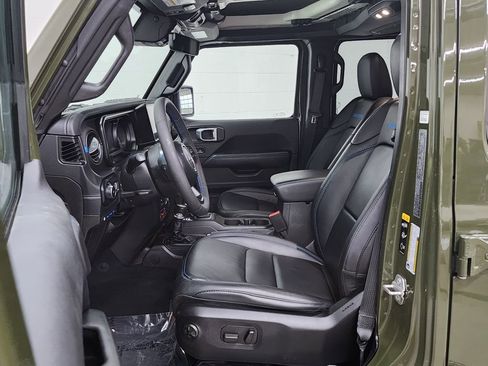 Used 2024 Jeep Wrangler Unlimited Rubicon 4xe image 11