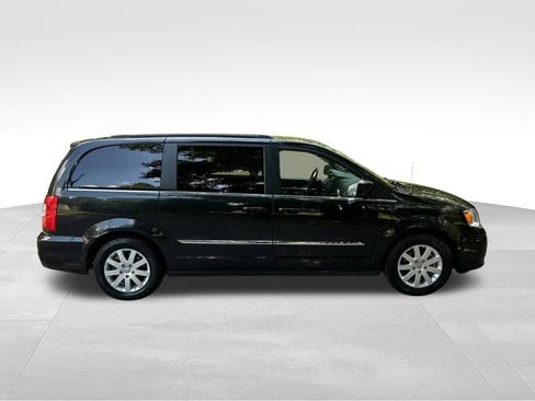 Used 2015 Chrysler Town & Country Touring FWD image 7