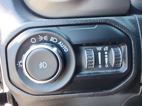Used 2018 Jeep Wrangler Unlimited Sahara AWD/4WD image 15