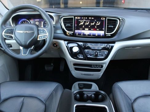Used 2024 Chrysler Pacifica Touring-L FWD image 18