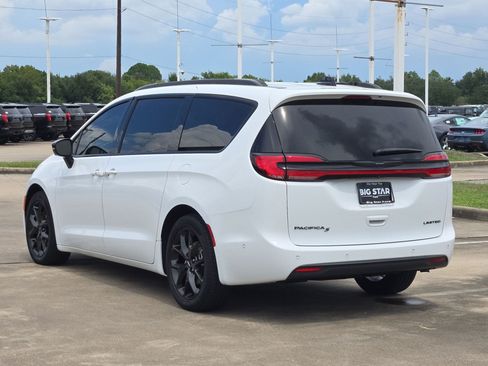Used 2024 Chrysler Pacifica Limited w/ Uconnect Theater Family Group FWD image 7
