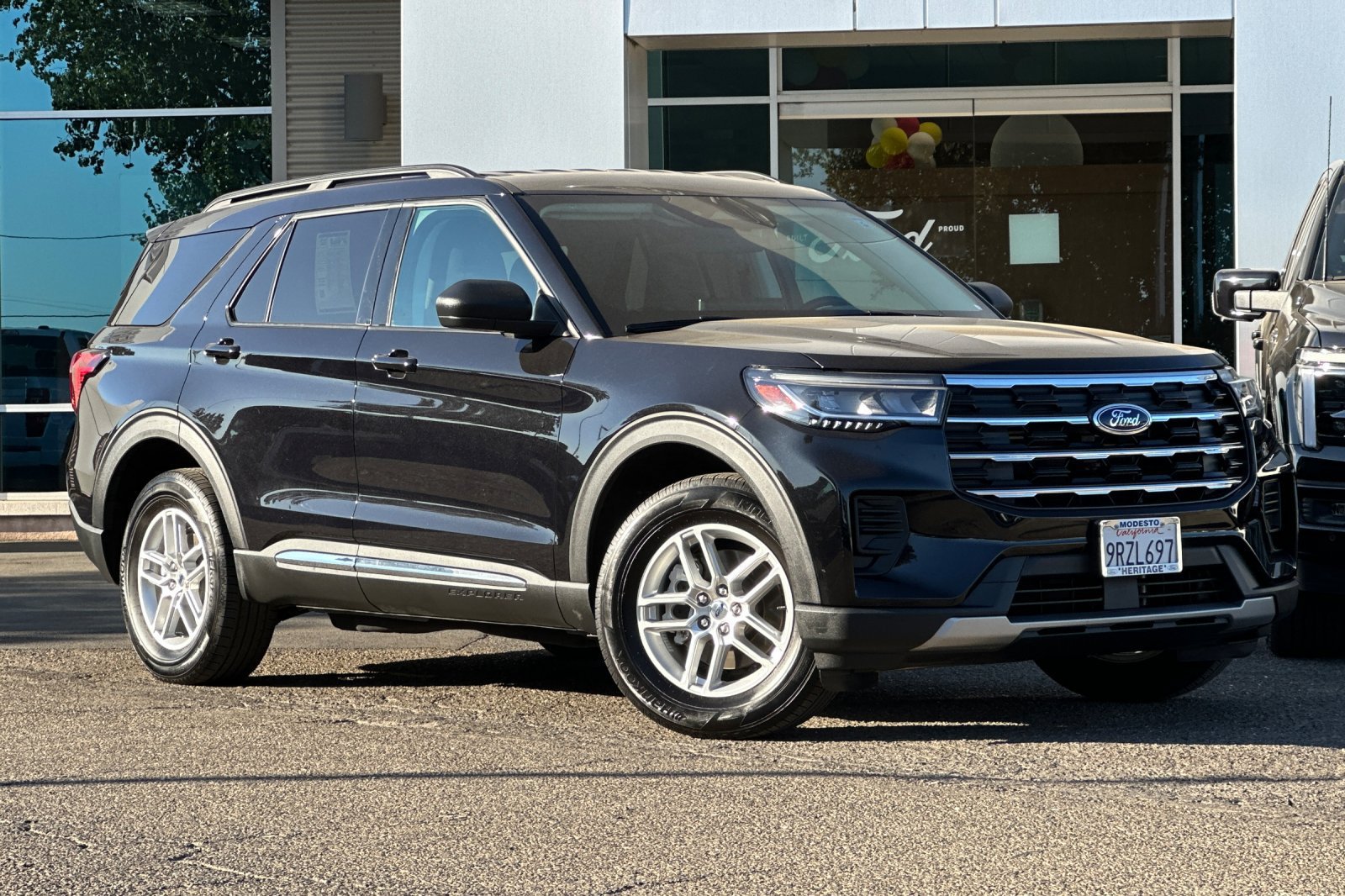 Used 2025 Ford Explorer Active AWD/4WD image 1