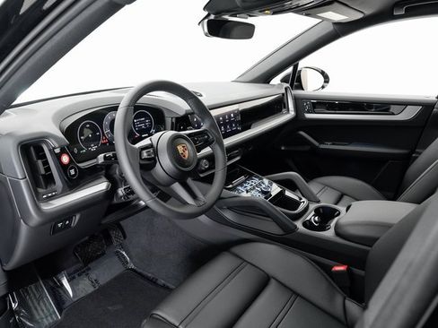 New 2025 Porsche Cayenne Coupe image 4