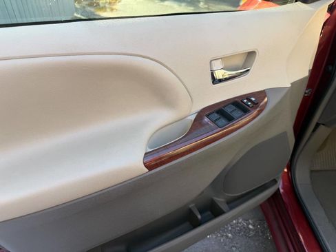 Used 2013 Toyota Sienna XLE image 6