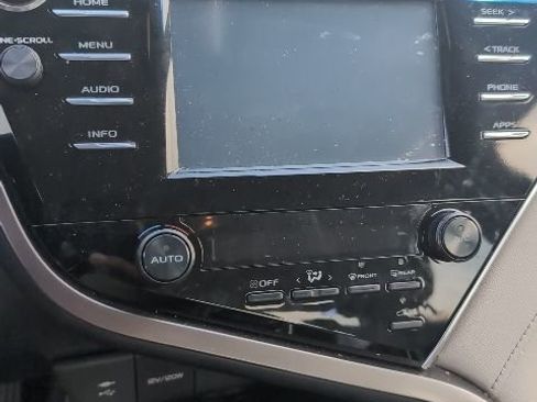 Used 2018 Toyota Camry SE image 16