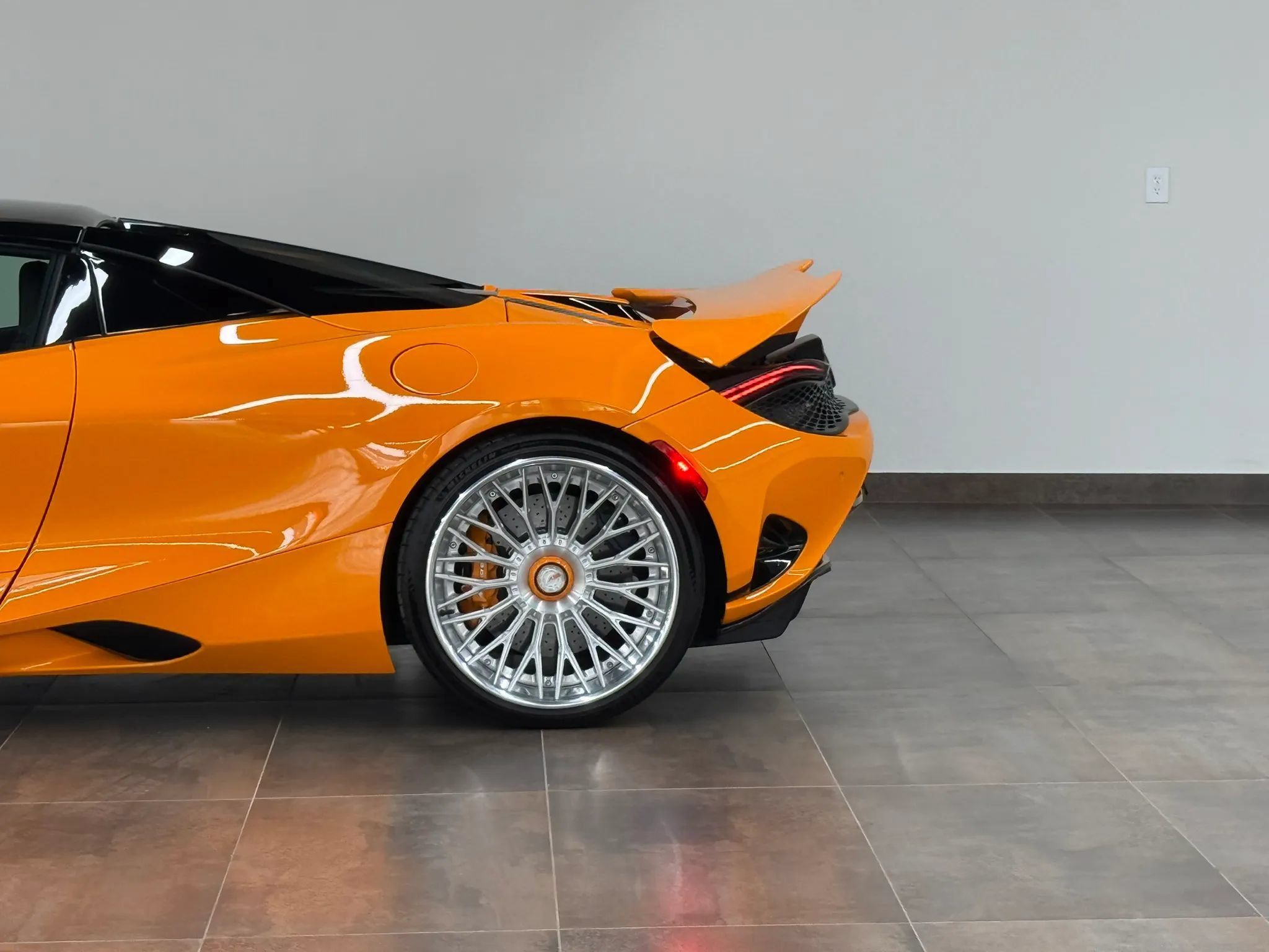 Used 2025 McLaren 750S Spider RWD image 10