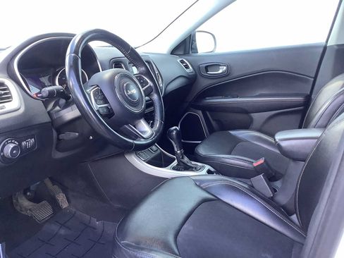 Used 2018 Jeep Compass Latitude FWD image 3