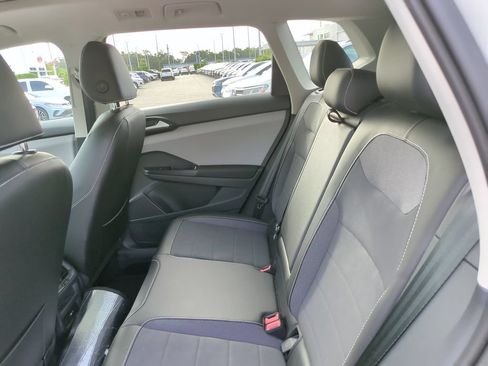 Used 2023 Volkswagen Taos SE w/ Panoramic Sunroof Package FWD image 8