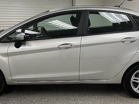 Used 2017 Ford Fiesta SE image 8