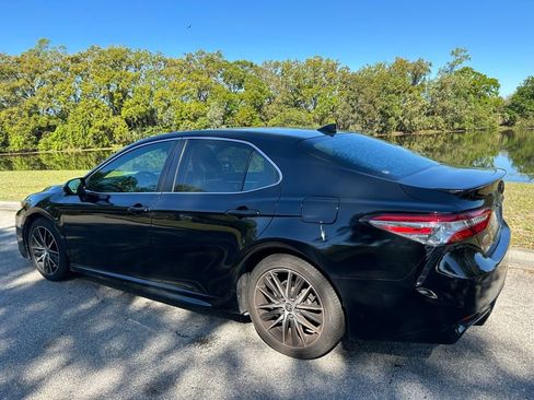 Used 2020 Toyota Camry SE image 3