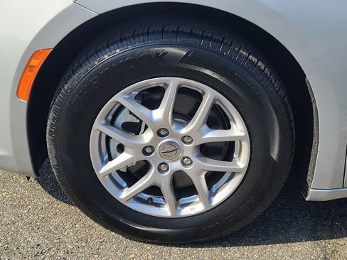 Used 2024 Chrysler Pacifica Touring-L image 30