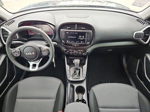 Used 2025 Kia Soul LX w/ LX Technology Package FWD image 17