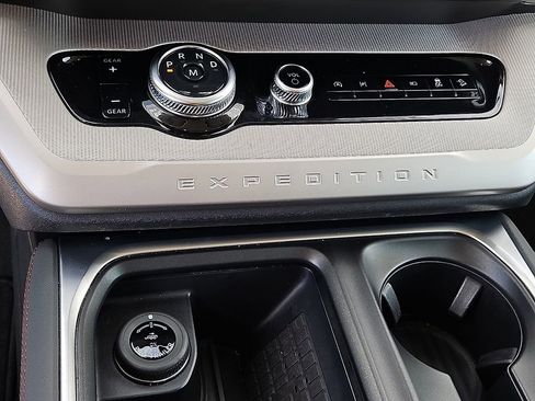Used 2025 Ford Expedition Active AWD/4WD image 25