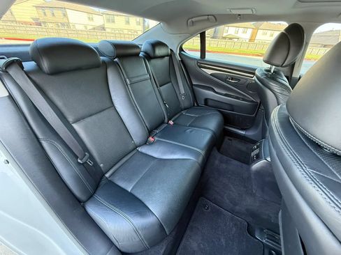Used 2013 Lexus LS 460 w/ Comfort Pkg RWD image 16