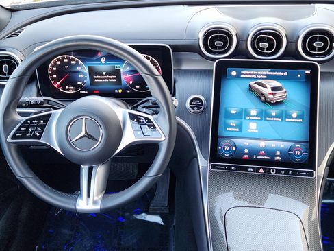 Used 2024 Mercedes-Benz GLC 300 4MATIC image 29