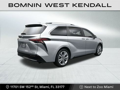 Used 2023 Toyota Sienna Platinum image 5