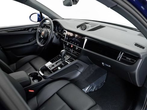 Certified 2025 Porsche Macan AWD/4WD image 23