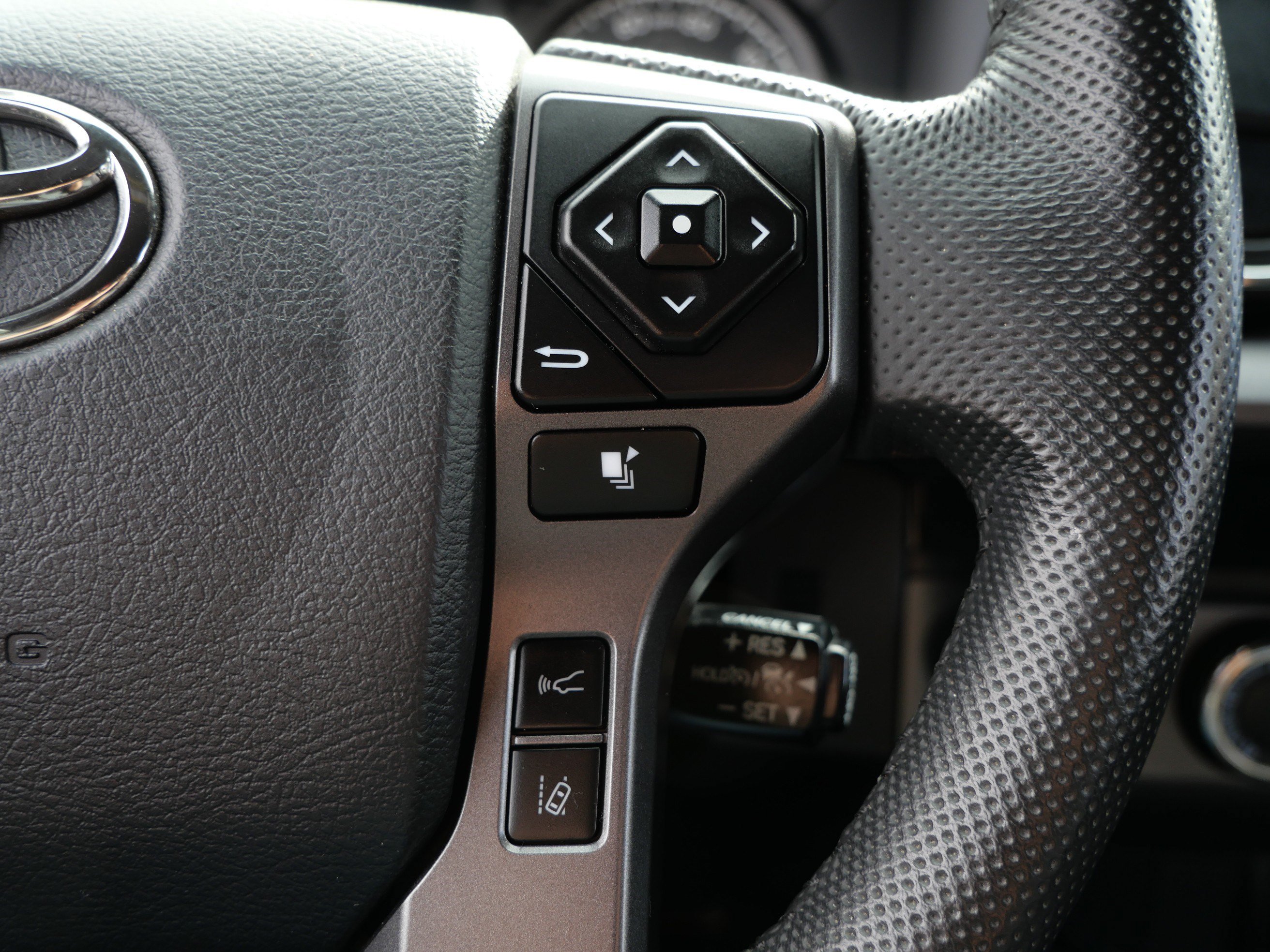Used 2018 Toyota Tacoma TRD Sport AWD/4WD image 29