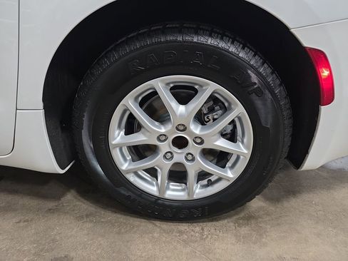 Used 2023 Chrysler Pacifica Touring-L image 36