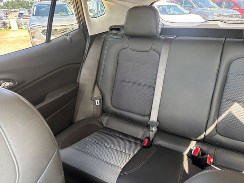 Used 2025 Chevrolet Trax LT FWD image 38
