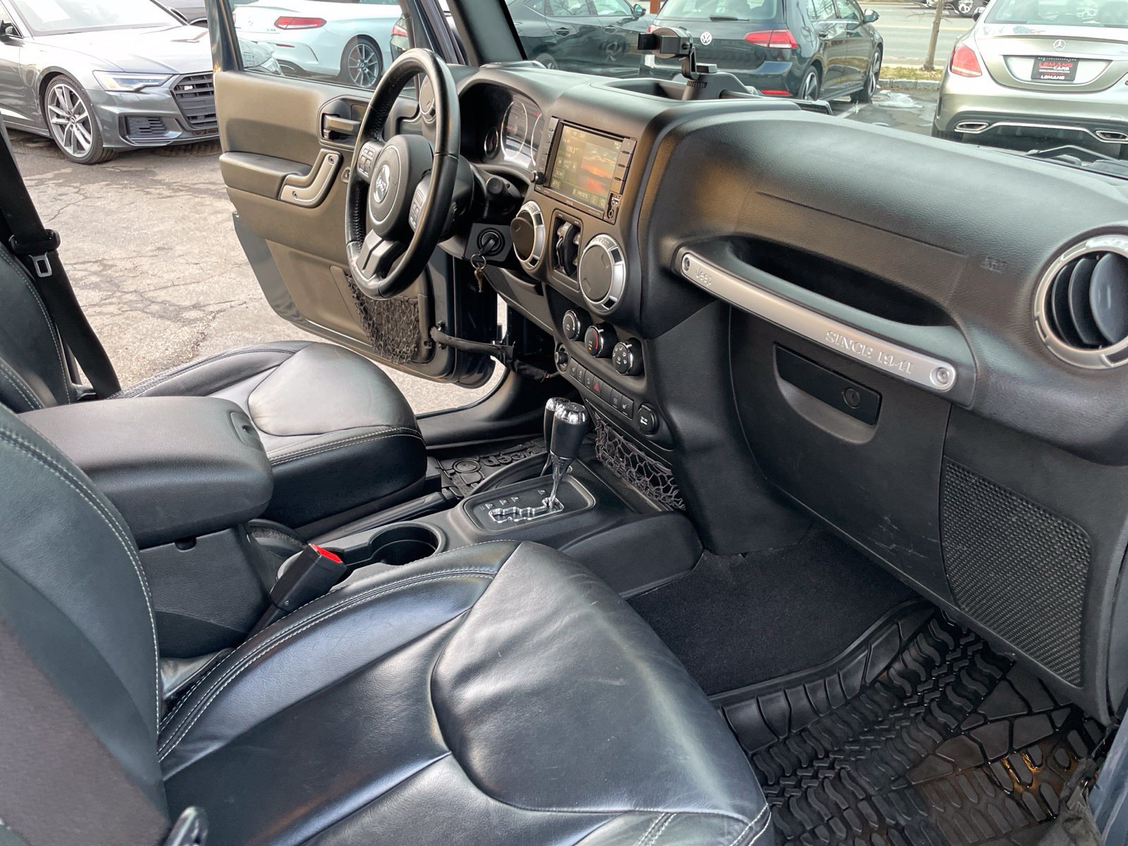 Used 2017 Jeep Wrangler Unlimited Sahara w/ Connectivity Group AWD/4WD image 13