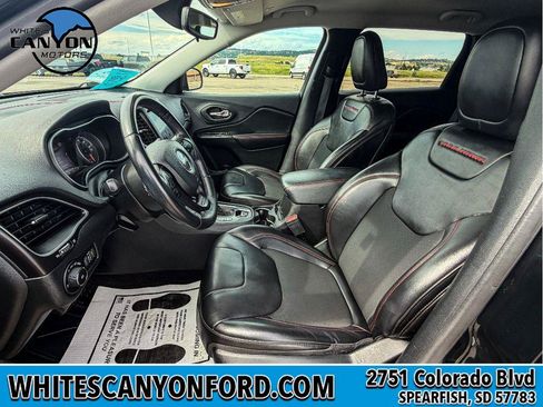 Used 2019 Jeep Cherokee Trailhawk AWD/4WD image 4
