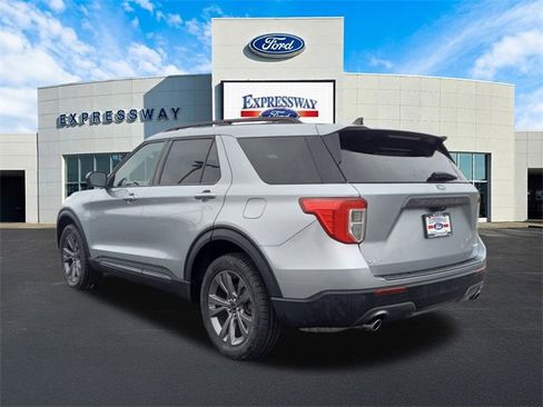 Used 2022 Ford Explorer XLT w/ Equipment Group 202A image 8