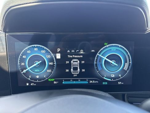 New 2025 Hyundai Elantra Limited image 18