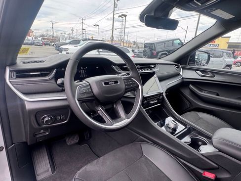New 2025 Jeep Grand Cherokee Altitude image 12
