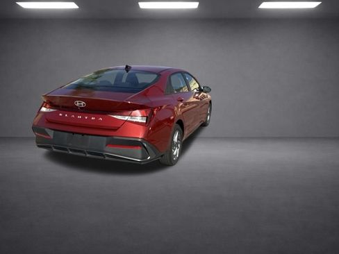 Used 2024 Hyundai Elantra SEL FWD image 18